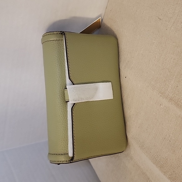 Michael Michael Kors Jet Set crossbody bag with gold-tone Hardware - Picture 3 of 8